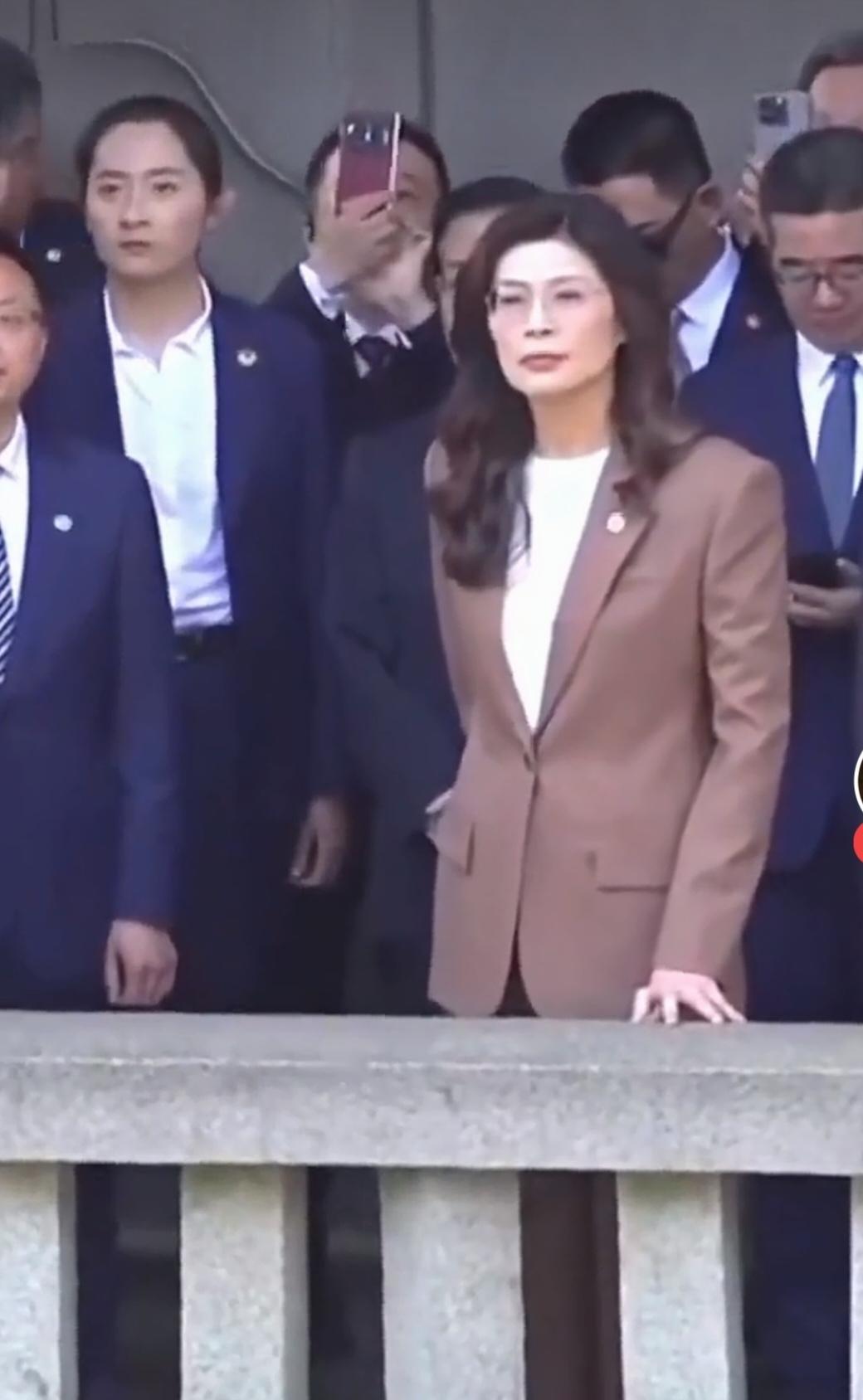 郑丽文访问大陆，身边的女保镖不是严月霞，严月霞作为中国第一保镖，主要负责外国元首