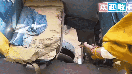 惨不忍睹！印度北方邦一名7岁的儿童，从校车地板上的一个洞，掉了下去，被后轮碾