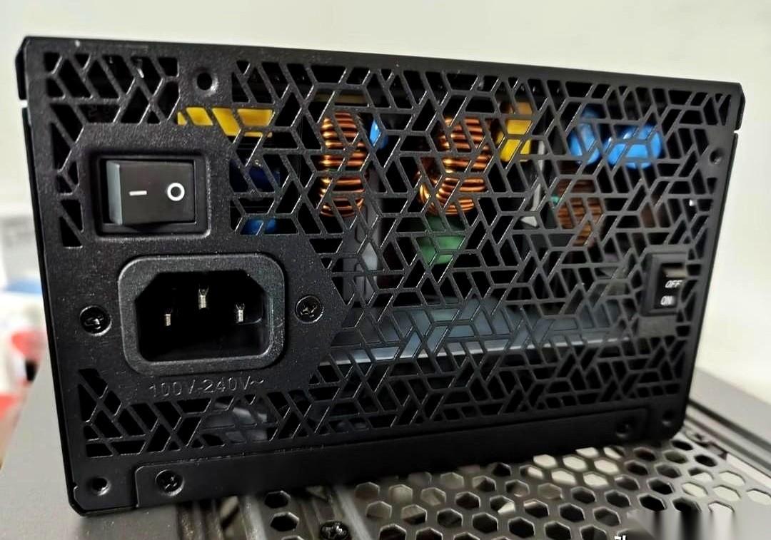 我今天算是开了眼了。新买的千瓦大电源，还是大牌子，装上去，按下“开”……屁反应