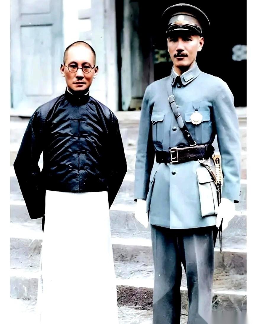 一张1933年的老照片，主角是蒋中正和“云南王”龙云。照片里，两人并肩站着，一