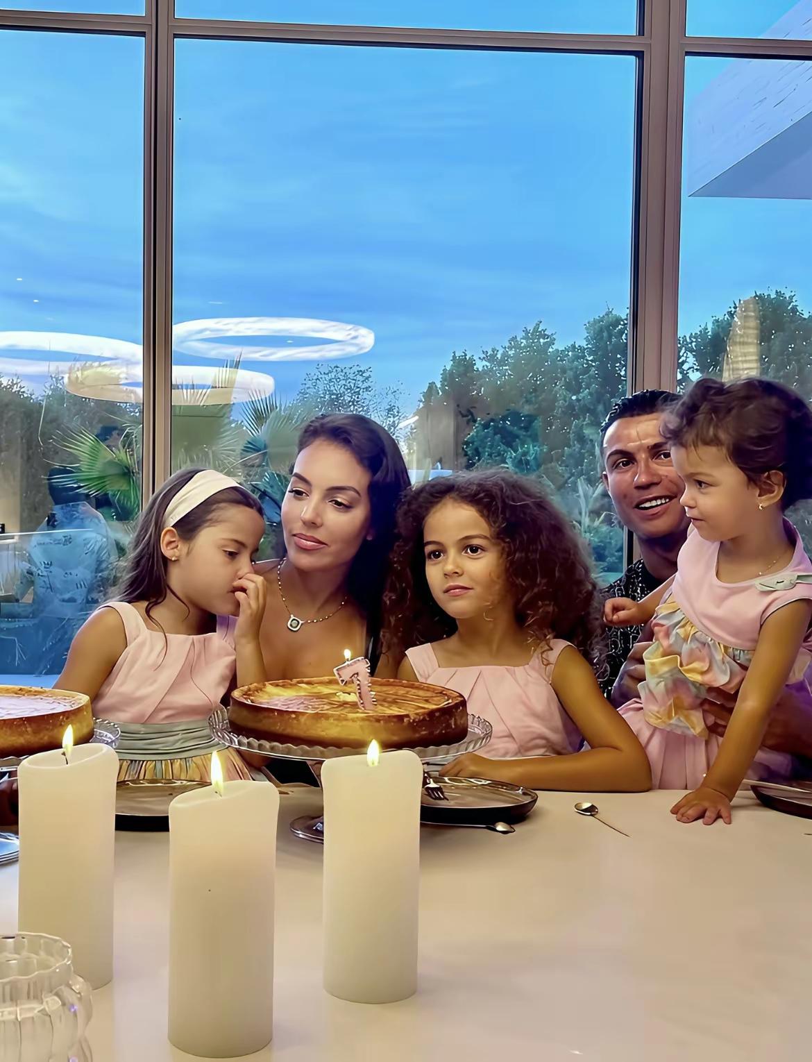 乔治娜的上位路，也挺艰难，为何？三个原因！第一，前有伊莲娜，一对比，就差得是