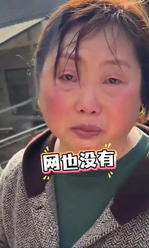 湖南石门县一位女村支书在接受媒体采访时，哑着嗓子介绍村子里的灾情，说到动情之处，