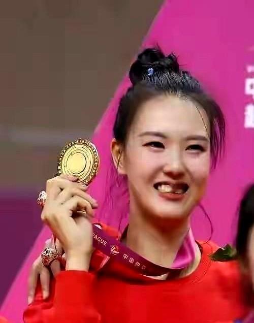 哭死！张常宁居然用全运冠军给运动员生涯画句号了！现在网上吵翻了，有人说“30