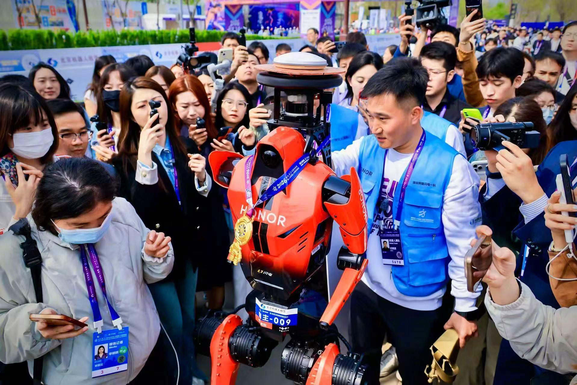 科技圈这次真的“破圈”了。荣耀人形机器人在马拉松赛场包揽前六并打破记录，这不仅是