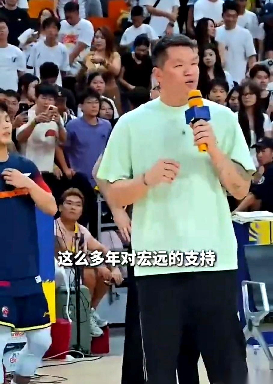 周鹏回广东男篮办正式归队仪式了，不过这次在场上和他互动默契的朱芳雨，身份变成了“特邀嘉宾”。在这场篮