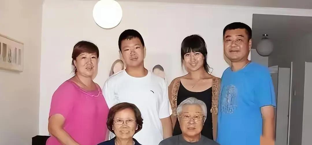 93岁的王心刚老师，享受着天伦之乐。王心刚老师是国家一级演员，在八一电影制片厂副