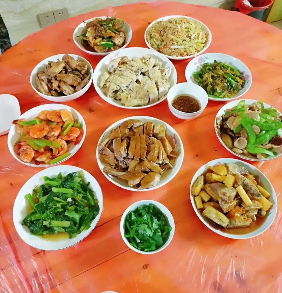 听说这桌菜，在广东广西属于非常上档次的菜，有没有懂的，这桌子菜到底属于什么水平