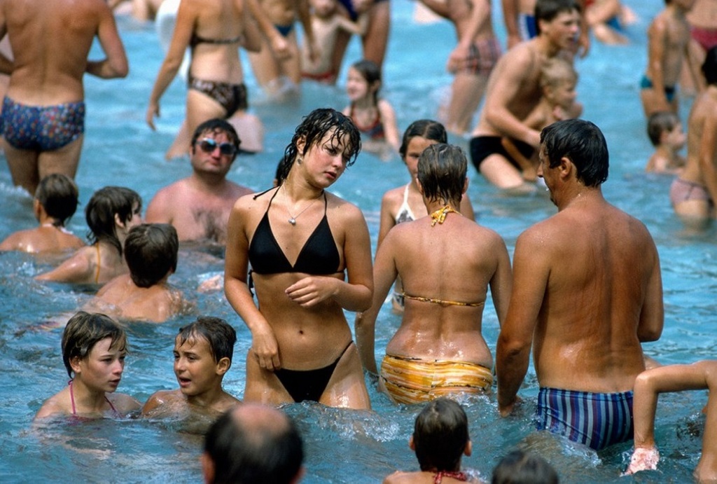 1986年，匈牙利帕拉提努斯海滩，游泳的人不少。