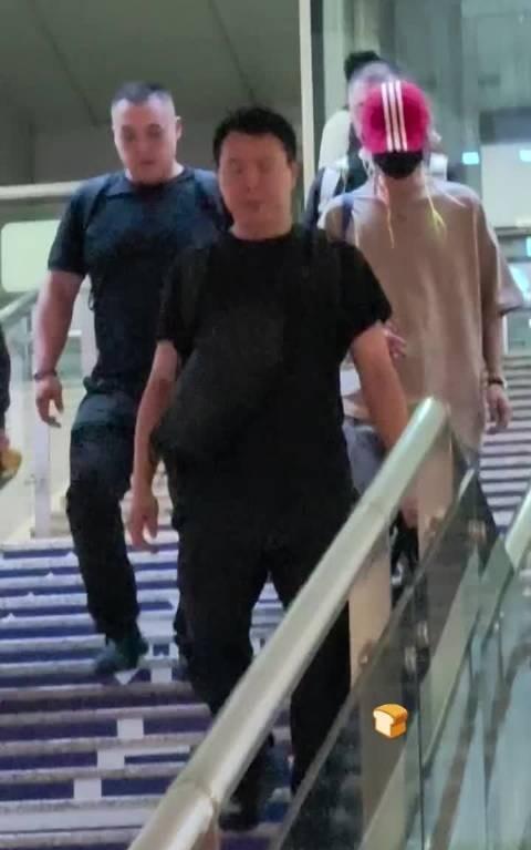 “一鹿彤行”的CP粉们又过年了，他们发现关晓彤在拍摄《耀眼》时佩戴了和鹿晗在演唱