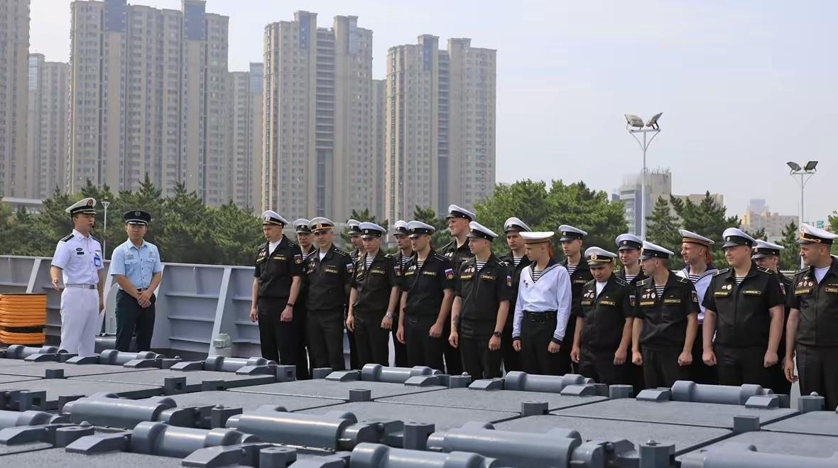 站在052D的垂发前，俄罗斯海军没有一个笑的这是7月8号中俄联合演习过程中，