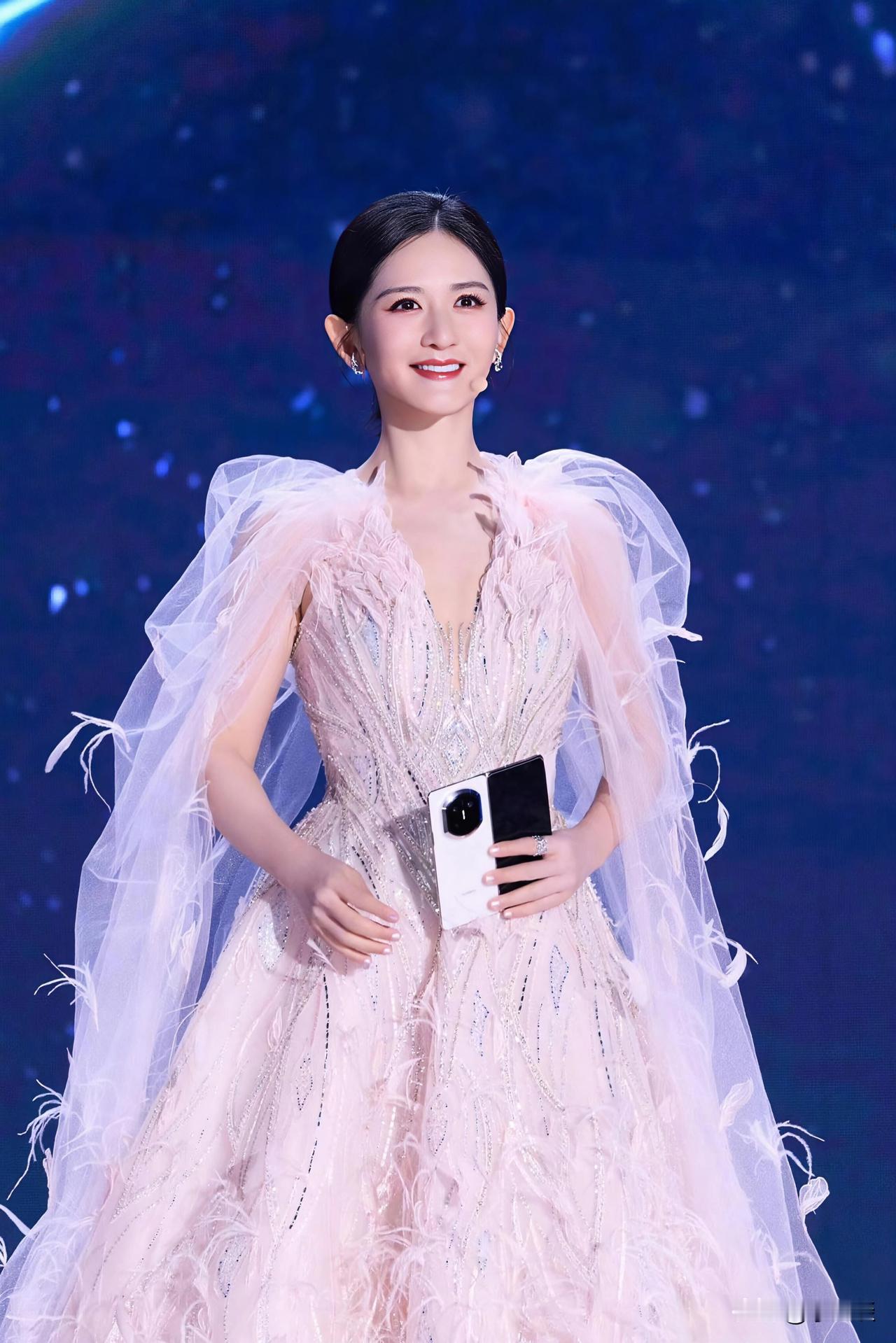 ​谢娜再也不是以前的谢娜了，她高升了。​以前大家总说谢娜大大咧咧、疯疯癫癫