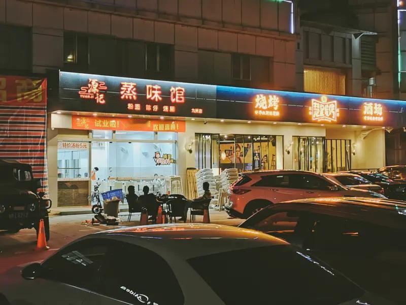 在浙江杭州一家烧烤店，有女子遇到邻桌吸烟就先找店员，结果店员不管，她只能亲自去劝