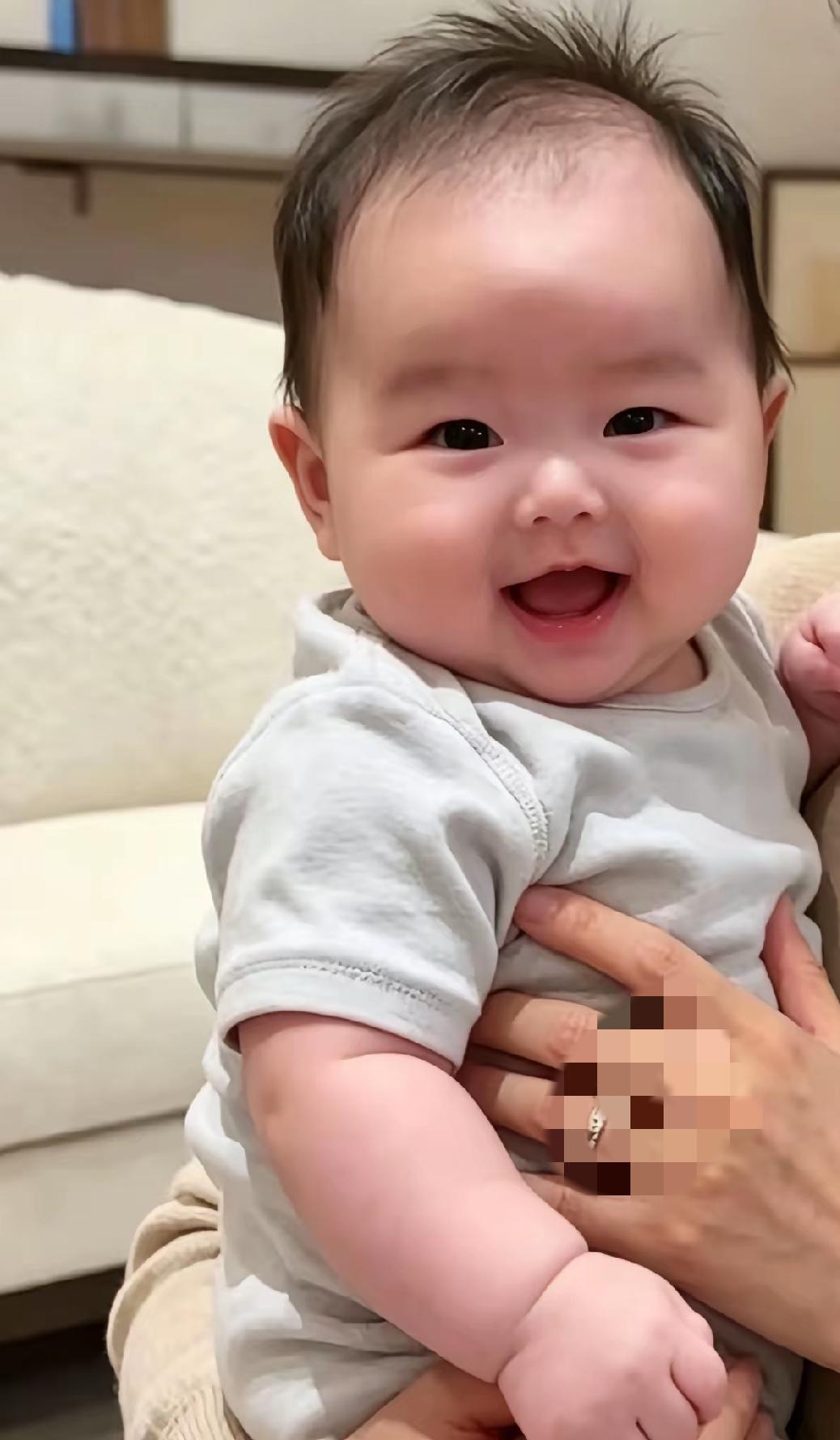 全家独宠小汪宝玥儿成长暖心细节首度曝光二胎家庭最动人的模样，从来不是偏爱