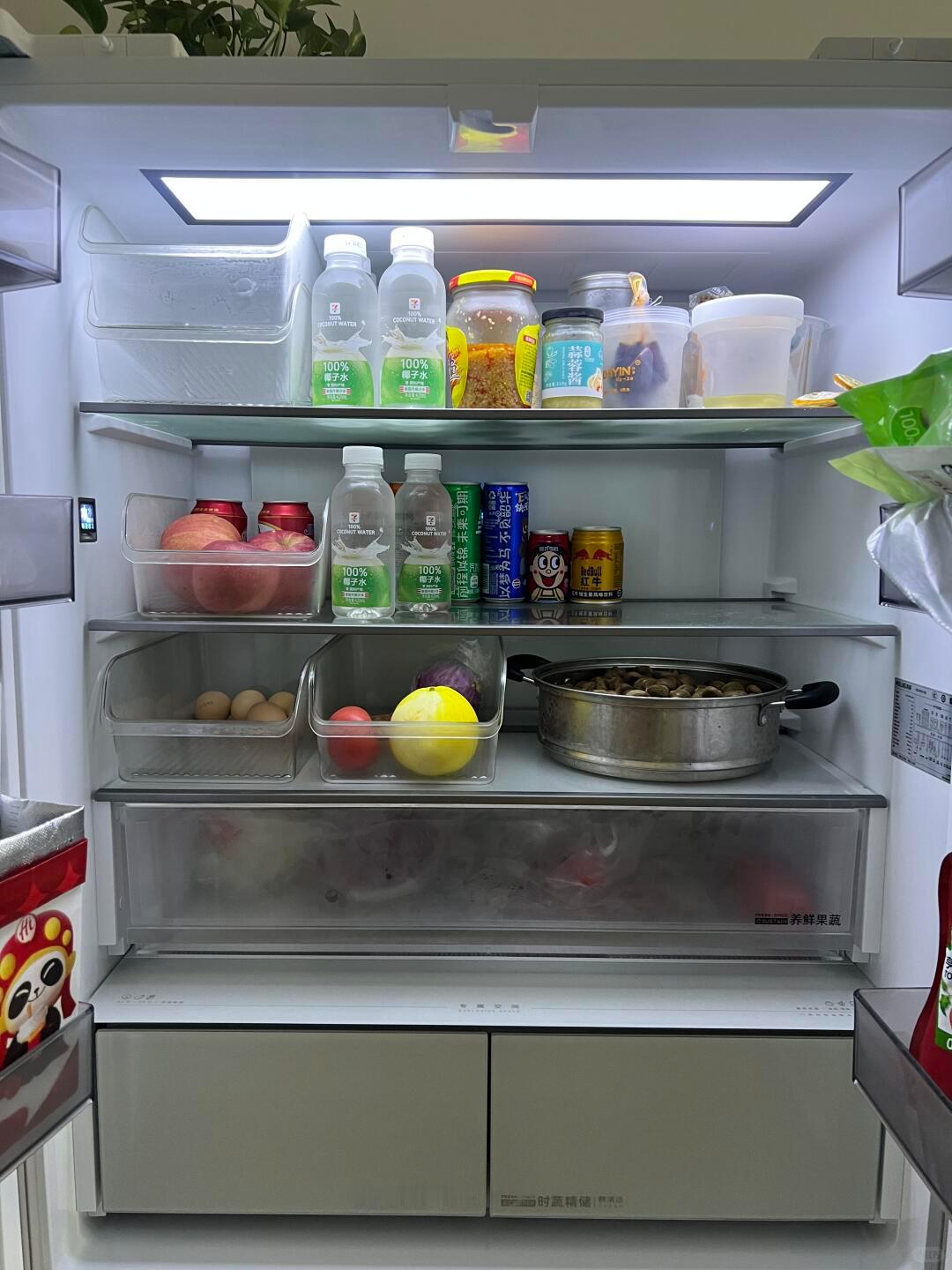 冰箱长得大未必装得多买冰箱的时候，谁不是先看个头？越大越气派，摆厨房里有面子，总