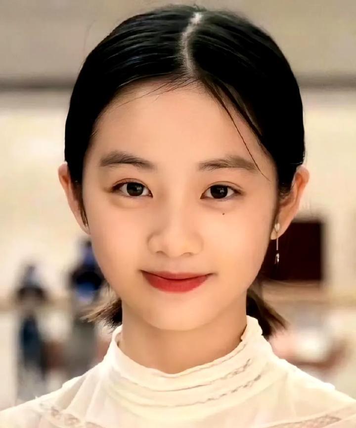 黄多多出演程耳电影《人鱼》，搭档王一博，这一切其实早有预料:1、父亲黄磊与