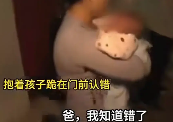 女子抱着出生不久的孩子回娘家，一边敲门一边道歉：“爸爸，我真的知道错了，你就让我
