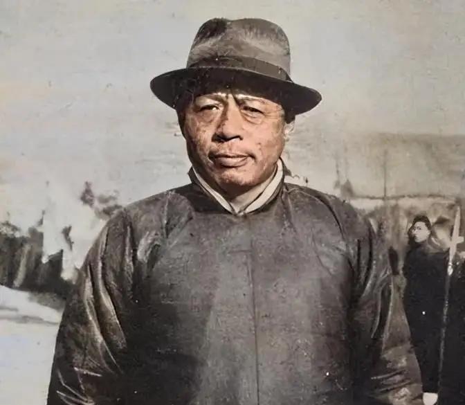 1944年，八路军干部陈克被俘，临刑前，一名"汉奸"自告奋勇充当行刑人，两声枪响