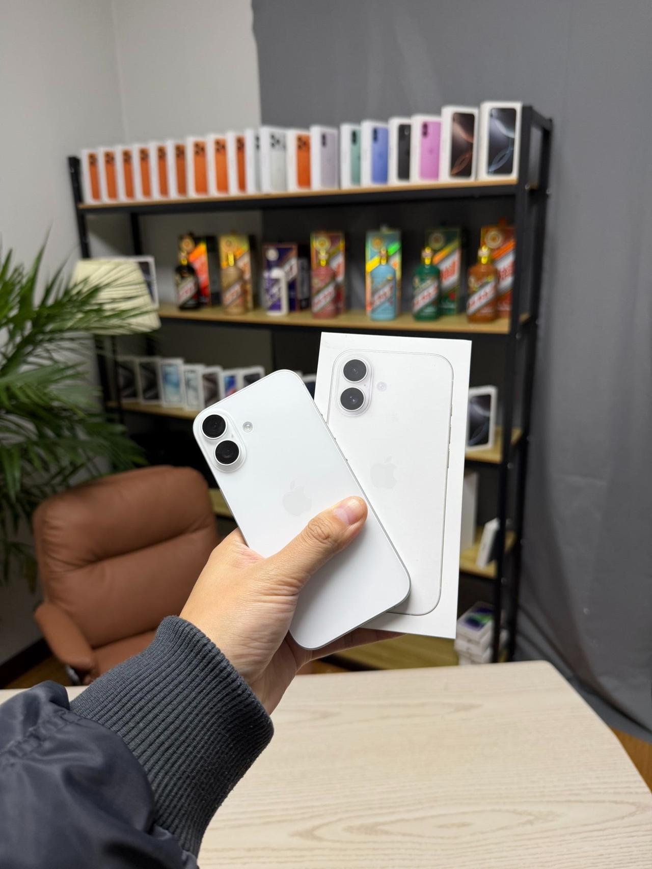 老表换手机纠结疯了！荣耀500/Pro对比iPhone17，感觉哪个都挺不错。