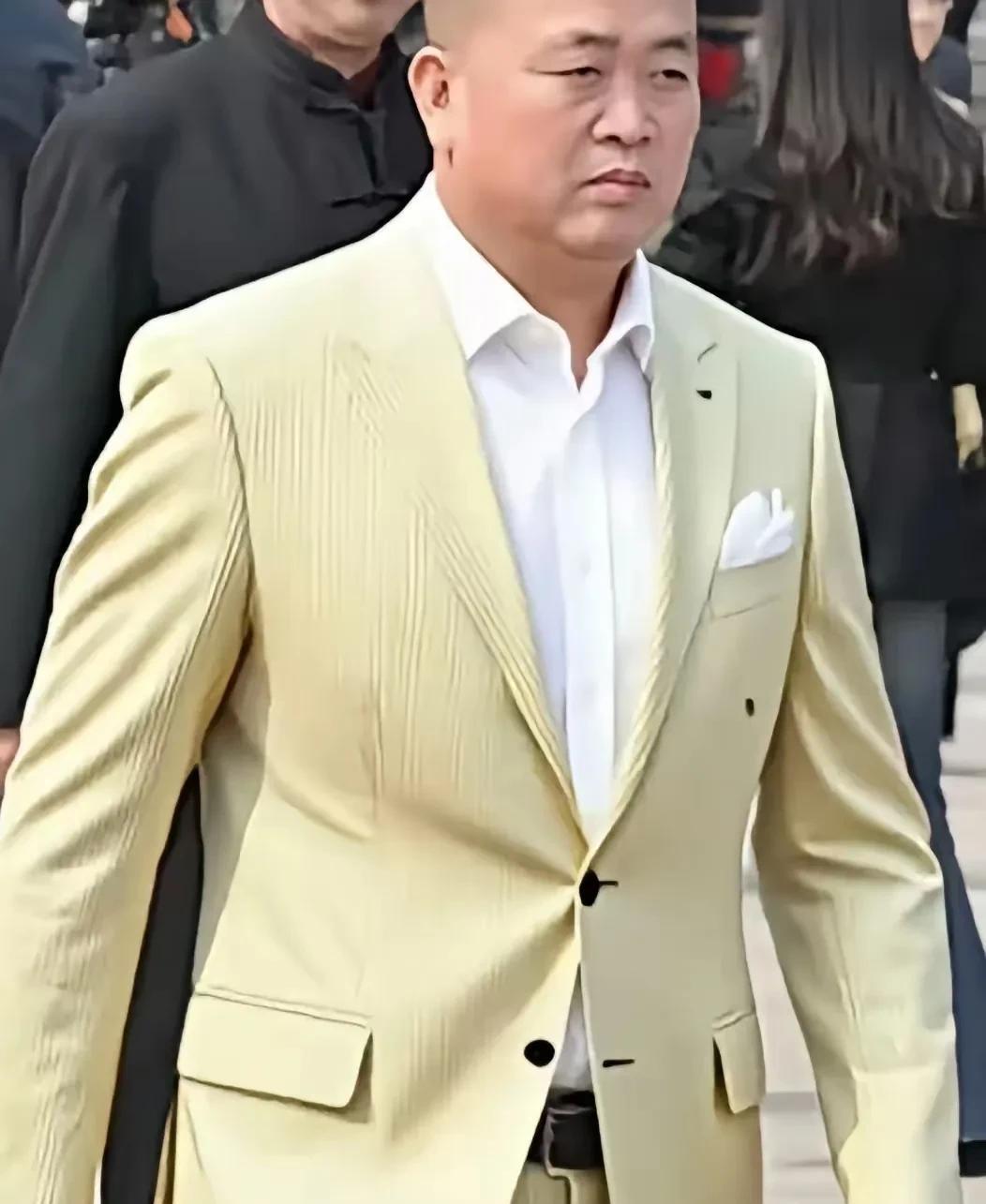 大和尚这张西装照有短剧霸总那味儿了！发现了吗？大和尚这张照片很霸气，很像现在短