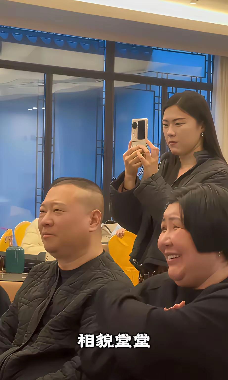 这是郭德纲和老婆王慧看一档节目，王慧笑得眼睛都眯到一起了，她原来是京韵大鼓演员，
