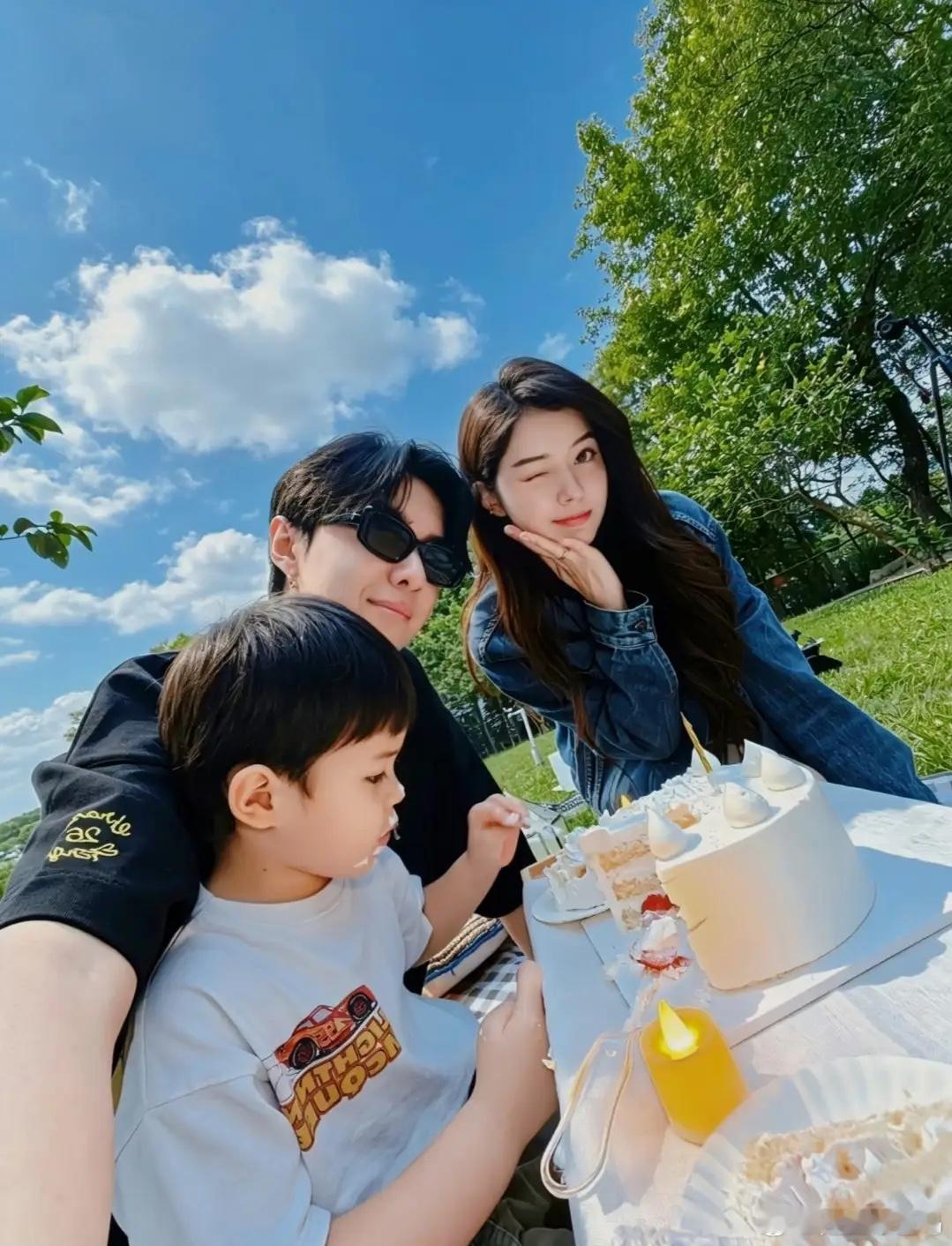唐禹哲为儿子庆生唐禹哲儿子颜值唐禹哲苏小轩合体为儿子庆生，一家三口同框画面温馨，