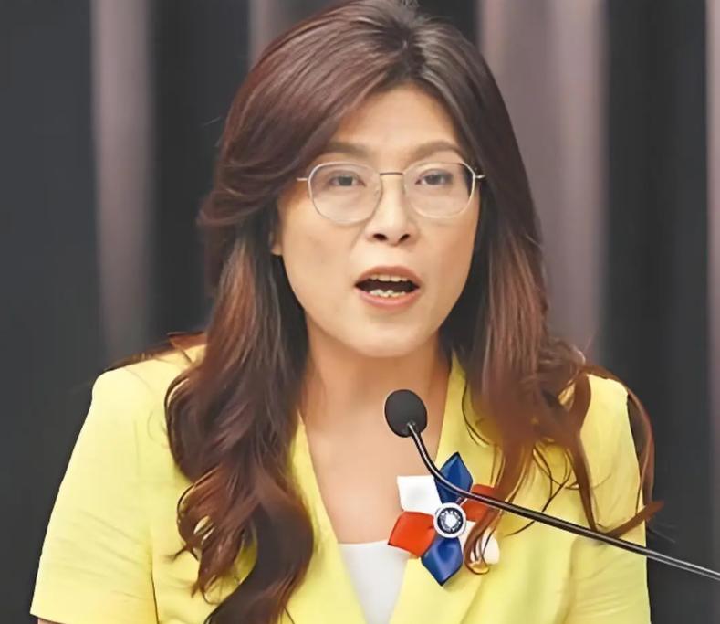 8月21日对国民党主席郑丽文来说，真是“双喜临门”了。一边是罗智强举办的活动