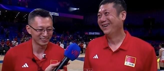 赵勇教练赛后笑得合不拢嘴的！接受国际排联记者的采访，勇哥都忍不住笑！但是打多米尼