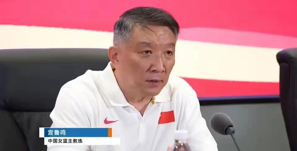 宫鲁鸣应该非常无奈，和李梦闹翻也就算了，最让他无奈的是，他真的拿不准，怎么去