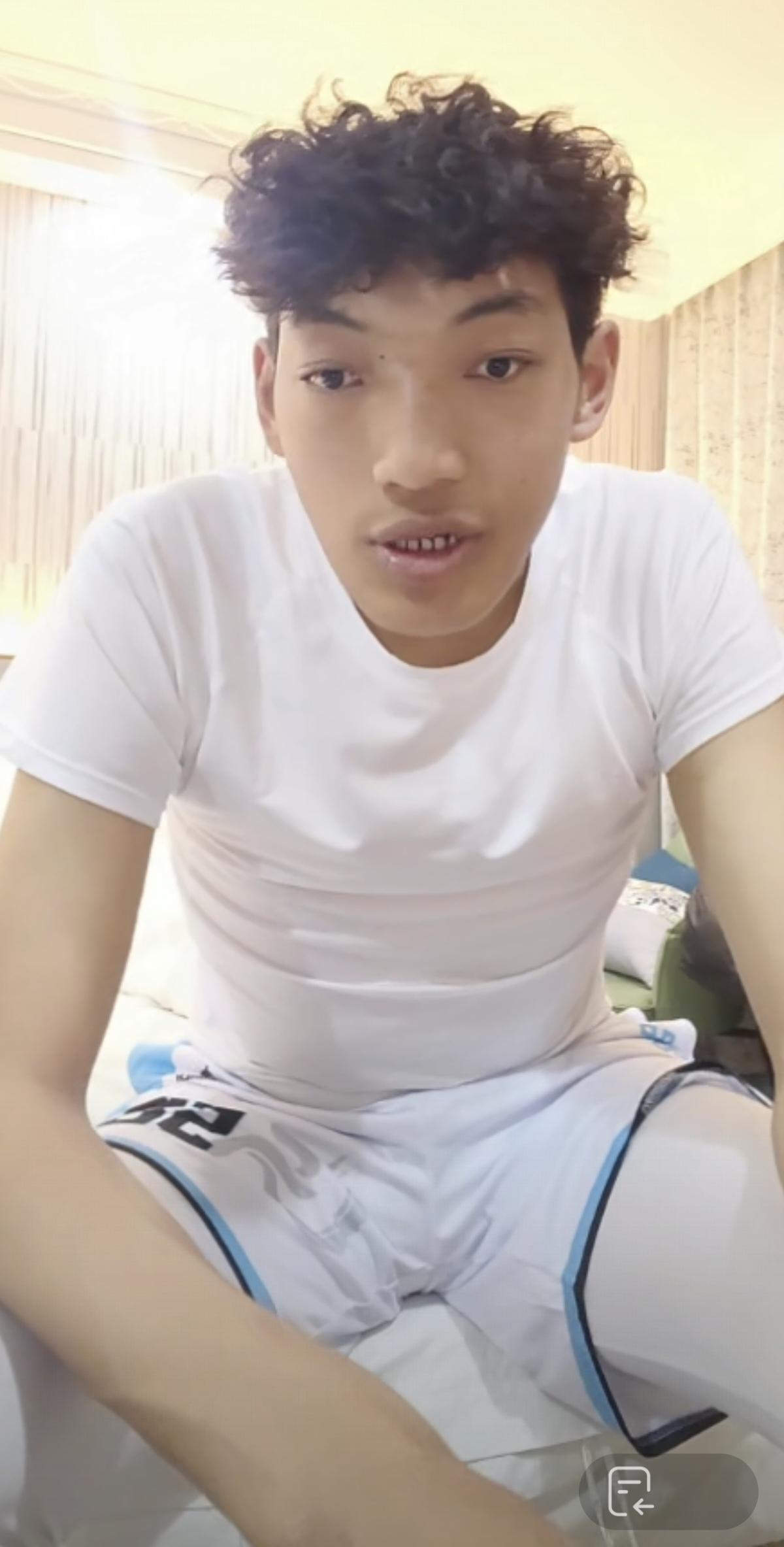 新疆男篮下赛季，如果没有好的国内中锋补充的话，就把这个2米20，号称西藏姚明的桑