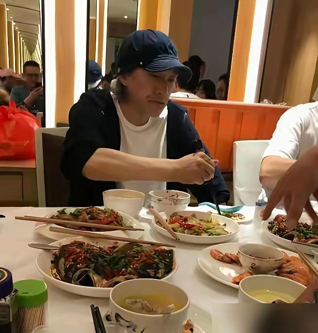 周星驰去梁朝伟家蹭饭，全程闷头狂吃零交流，吃干抹净直接走人。刘嘉玲最近爆料，星爷