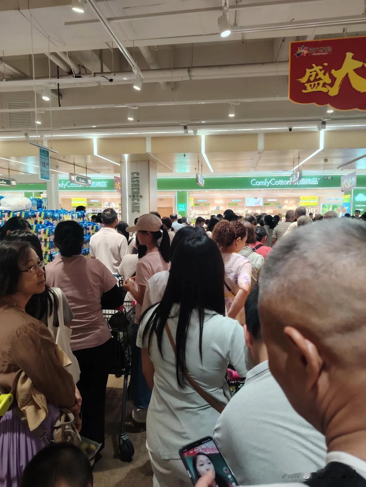 佛山这家超市火了，18个收银台，排了一个小时左右才出来，多少年没有这样的感受了，