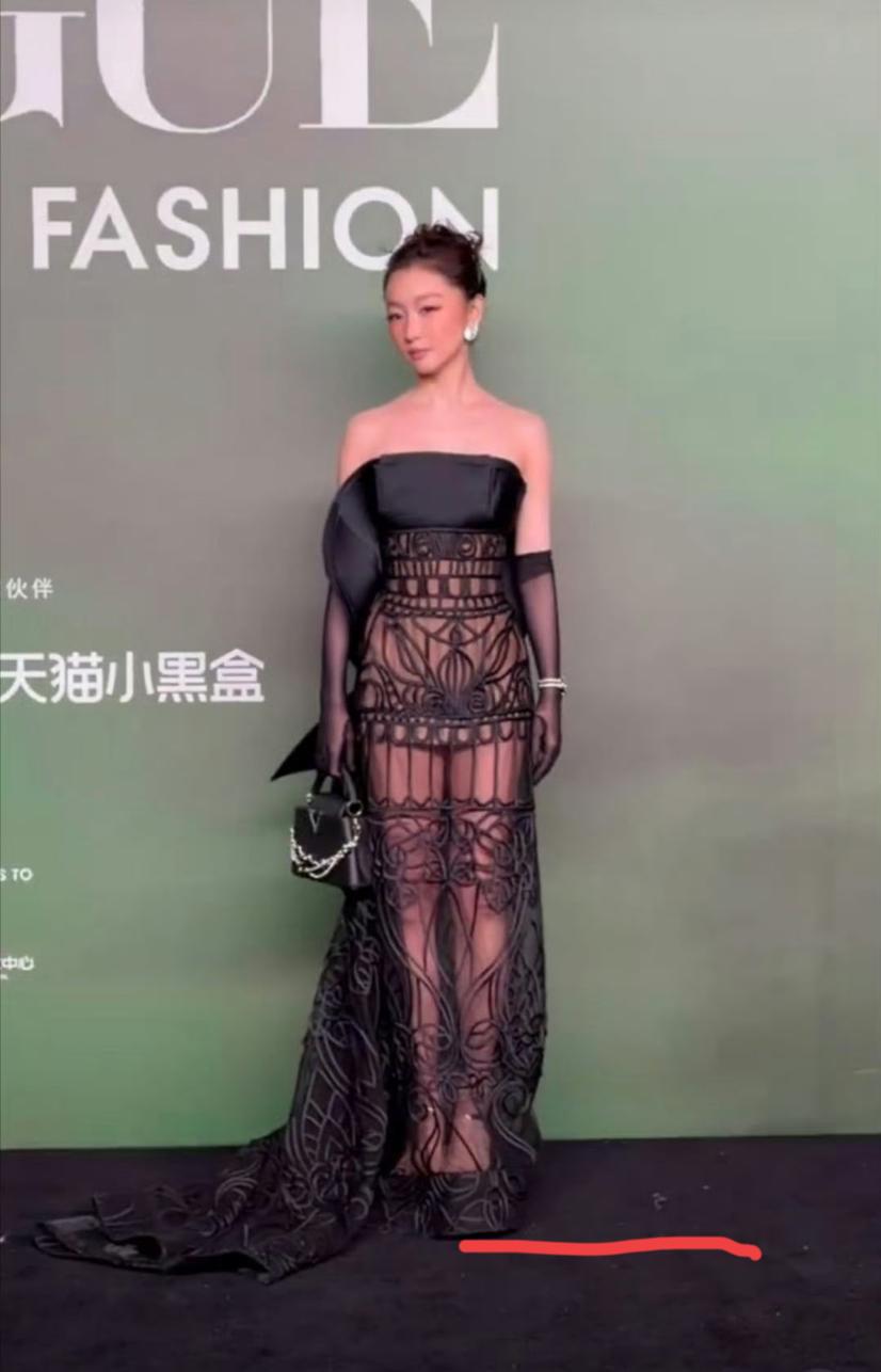 周冬雨这次VOGUE红毯的造型真的是大写的尴尬。她身高160，穿上这鞋直奔18