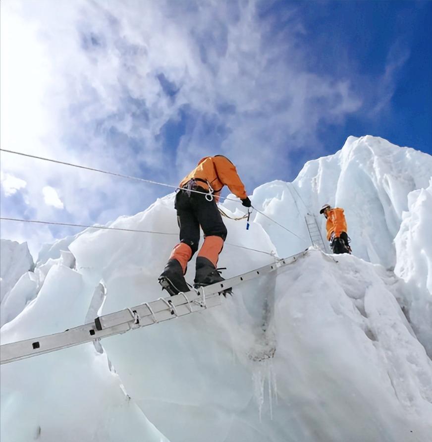 简直刷新下限了！你以为珠峰上的直升机救援，是救登山者命的“救命稻草”？其实在尼泊