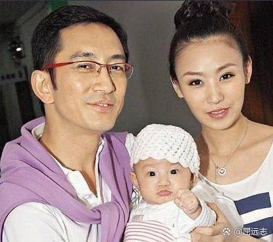 TVB老牌男神吴启华的婚姻，堪称“豪门婚恋避雷指南”——43岁娶小21岁的石洋子