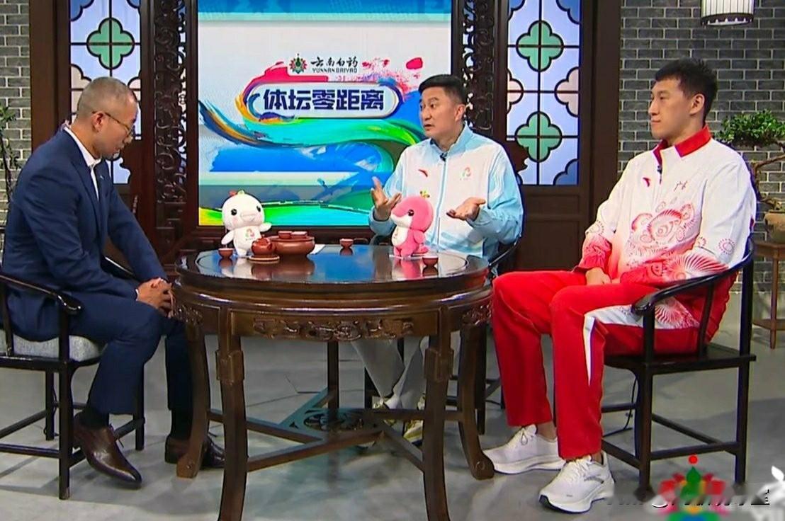 杜锋又凡尔赛了！接受央视主持人于嘉专访时谈到赵继伟全运会受伤一事，杜锋直言：赵继