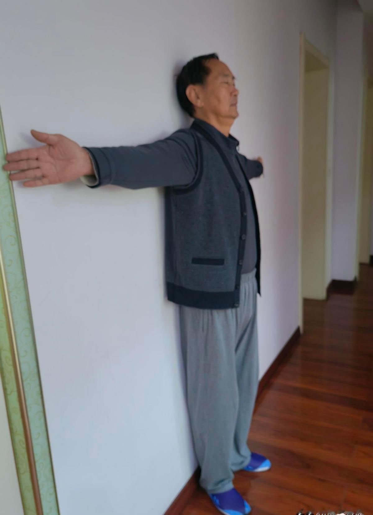 六十多岁的人，背一弯，头一伸，像被生活压弯了腰。不是老了就该这样，是太久没站直