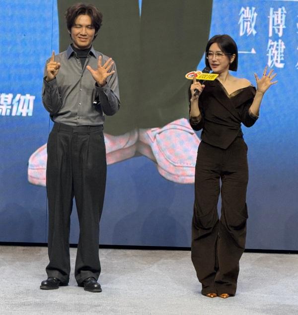 最近秦岚和钟汉良一起出席时尚活动，两位站在一起还很般配，搭配的也都很时尚。秦