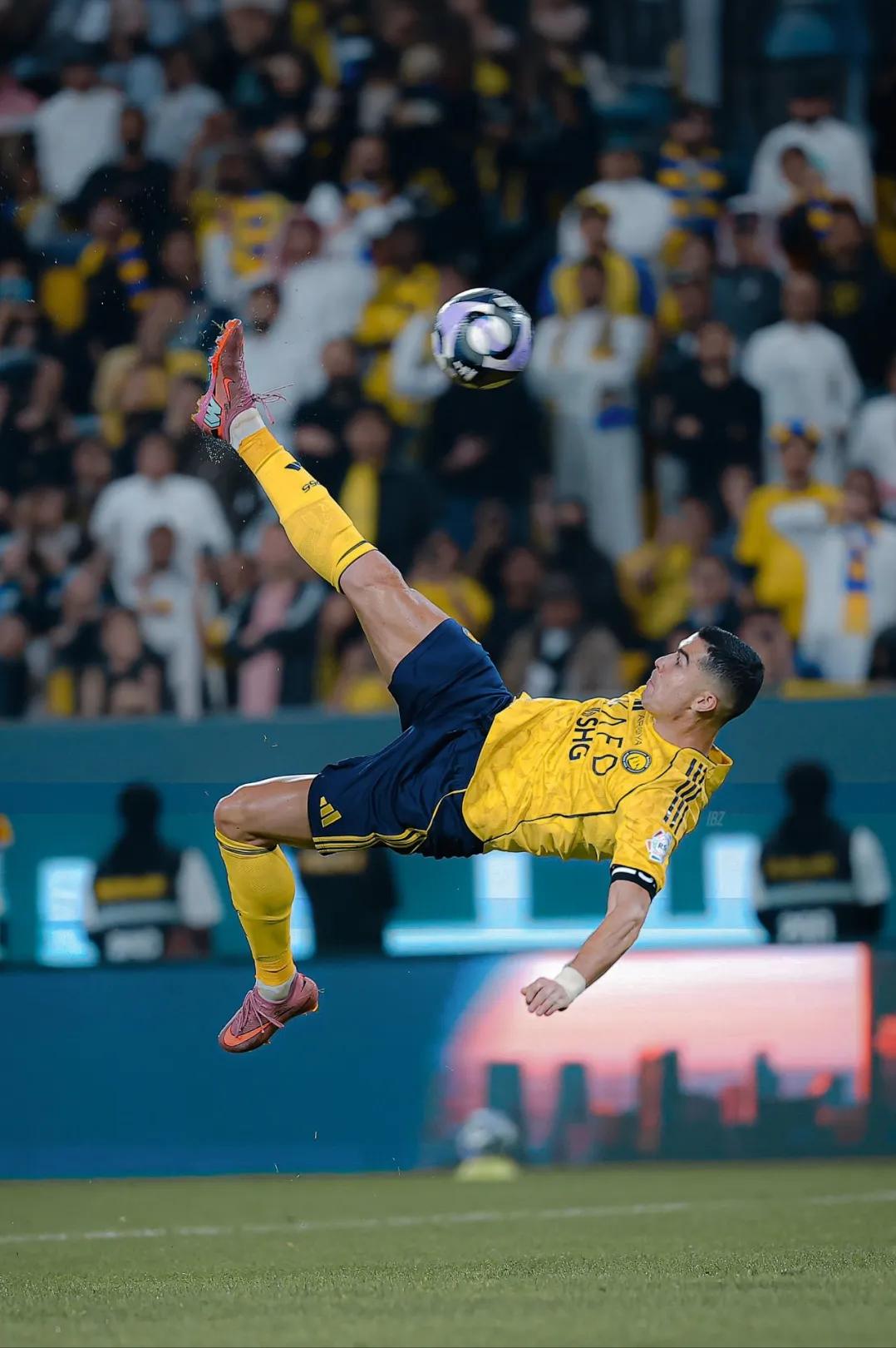 38岁的梅西身价下跌，40岁的C罗身价依然维持1200万欧元不变！刚刚，《德