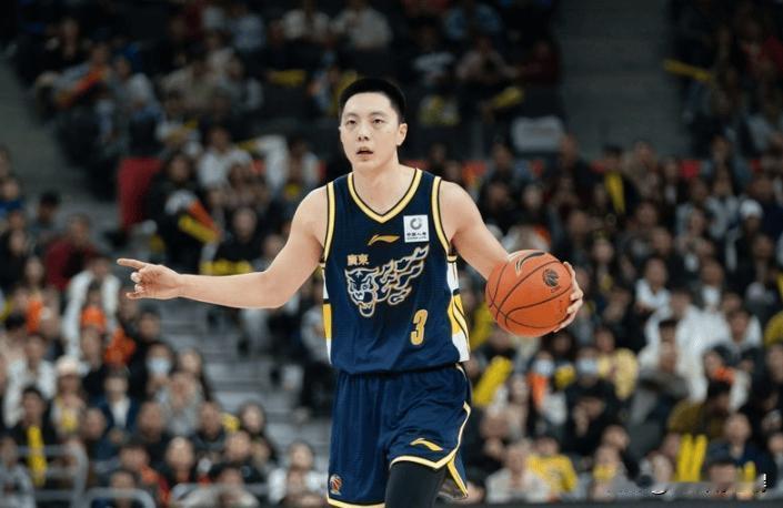 广东主帅杜锋赛后评价胡明轩：小胡现在的状态不好，教练组也在日常的训练中重点帮助他