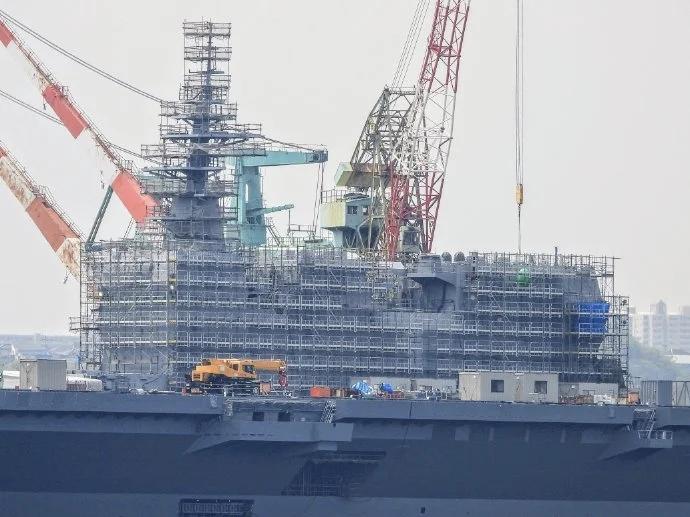 4月21日，据社交网站报道，近日，日本媒体公布了“出云”号二期改装后照片，最显著