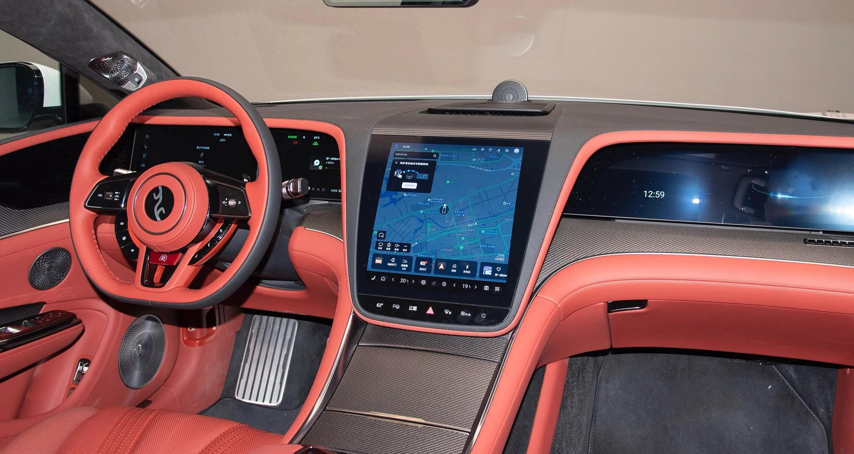 前几天坐朋友的奔驰S级过减速带，后排水杯晃得我不敢喝水。换仰望U7跑同一段路，杯