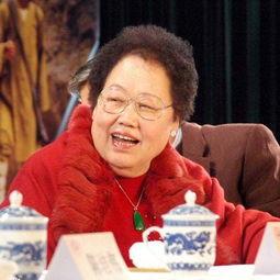 很多人对陈丽华有个误解：“她是卖红木家具做到中国女首富的。”但真相是，红木只