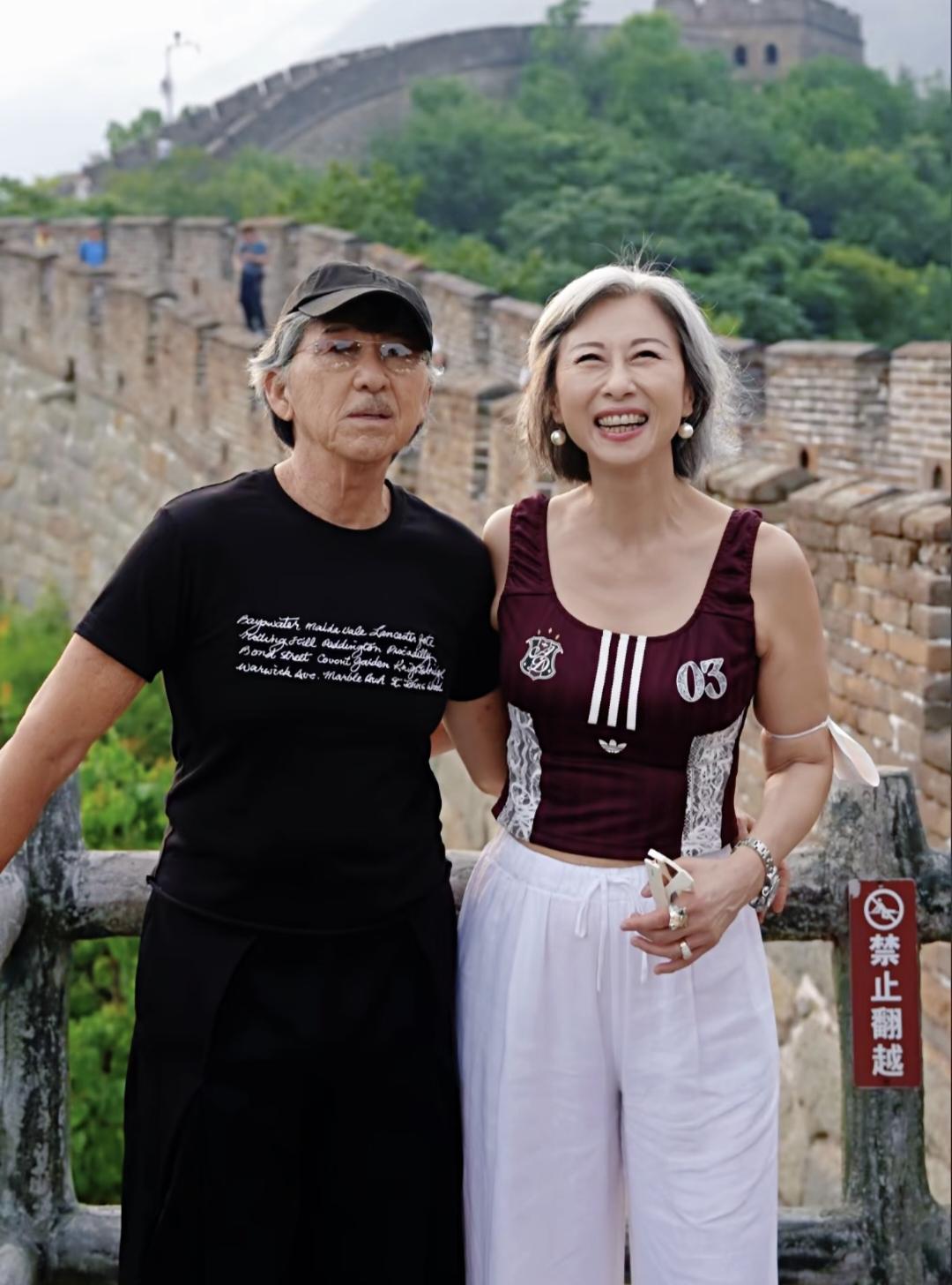 79岁林子祥和老婆叶蒨文到北京走万里长城，夫妻俩带着一帮员工登上长城，精气神十足