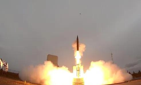 美军5000磅（2.27吨）重型深穿弹砸向霍尔木兹海峡伊朗导弹发射基地，打响海峡