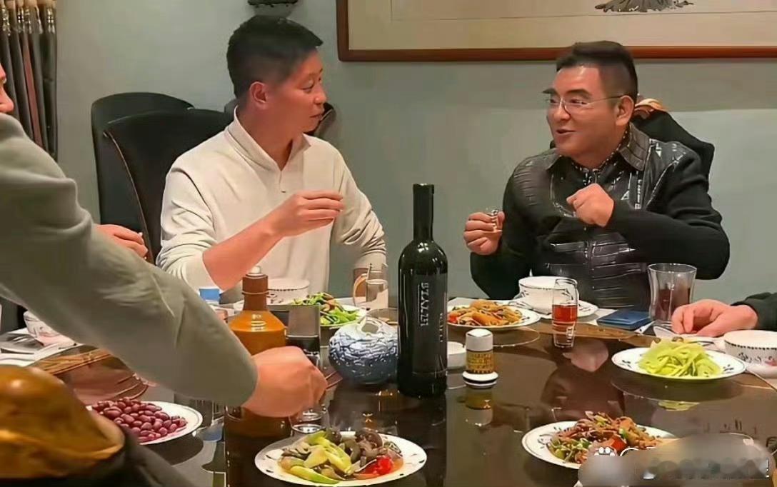 陈光标在家请朋友吃饭。居然还有炒花生米。