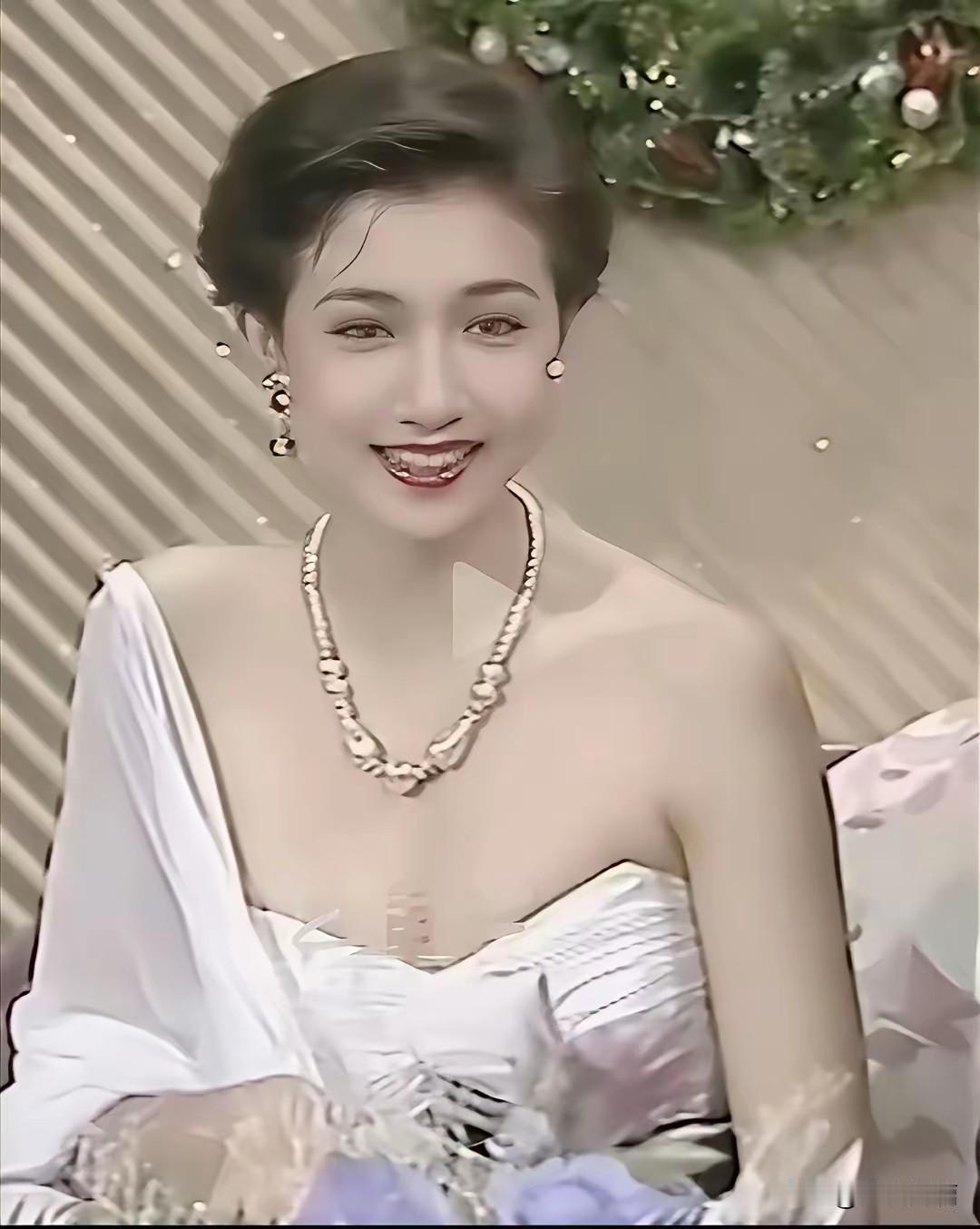 看着吴绮莉年轻时候的照片，你就瞬间理解了成龙为什么会犯错。1990年亚洲小姐