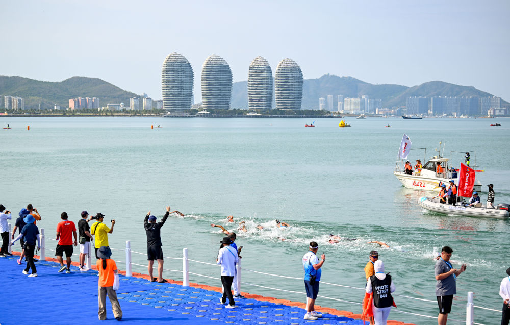 #中国队包揽公开水域游泳3金#三亚亚沙会公开水域游泳项目收官，中国队包揽全部3