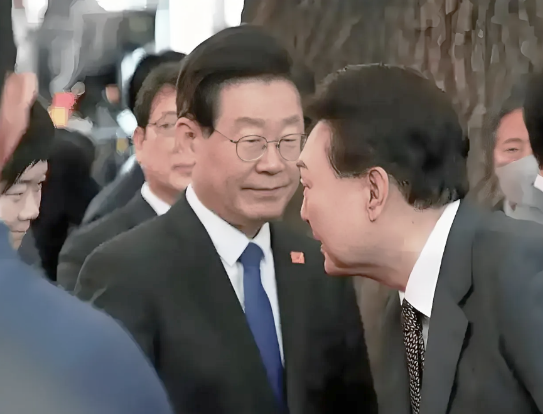 韩德洙宣布参选韩国总统之位，他究竟有多大的胜算呢？其一，韩德洙身为代总统与韩