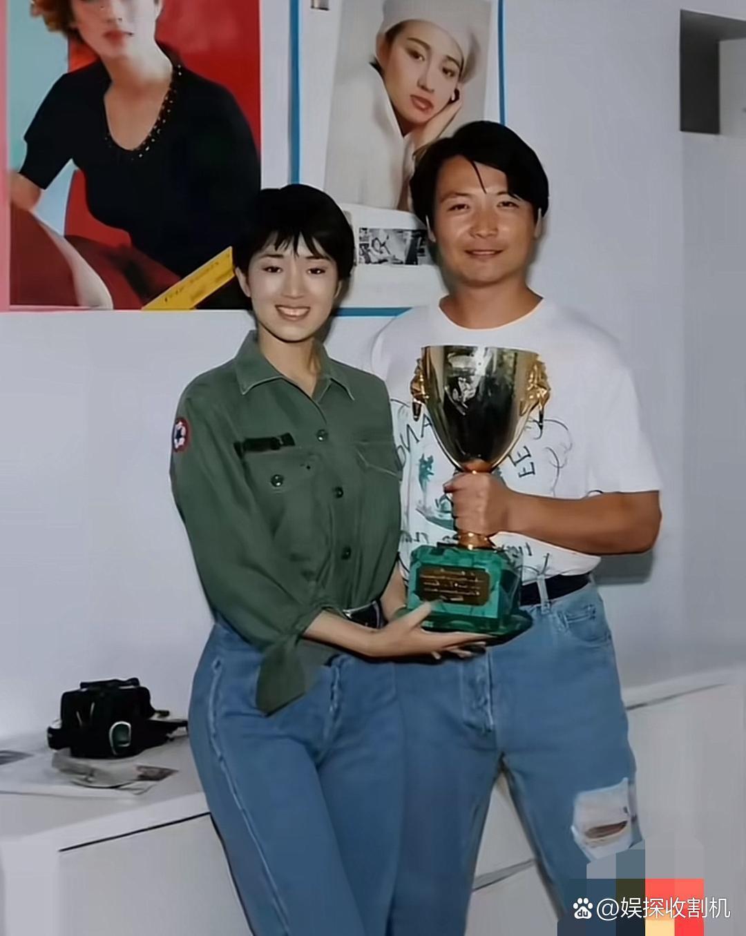 17岁巩俐和启蒙老师的合影。