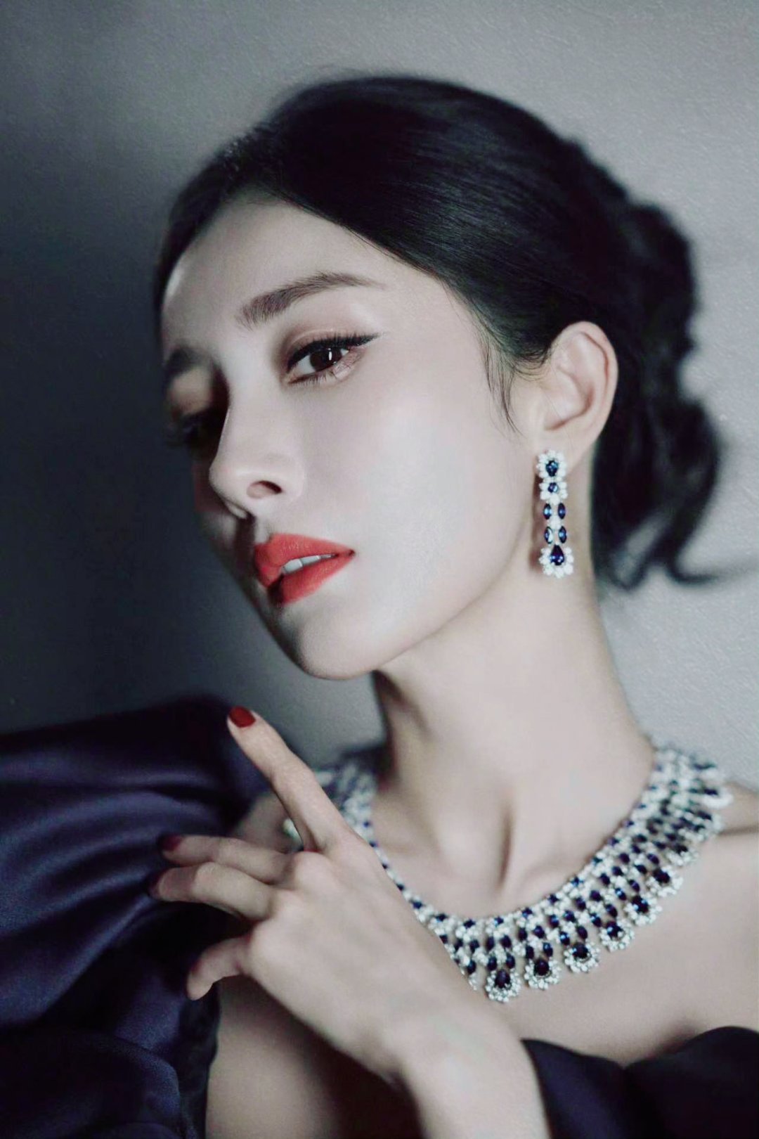 杨幂主演《生万物》的打分人数已飙至23.8万人，大概有三万差评！PS:别怕，还没